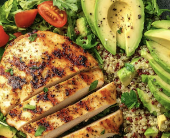 อกไก่ย่างสลัดควินัว