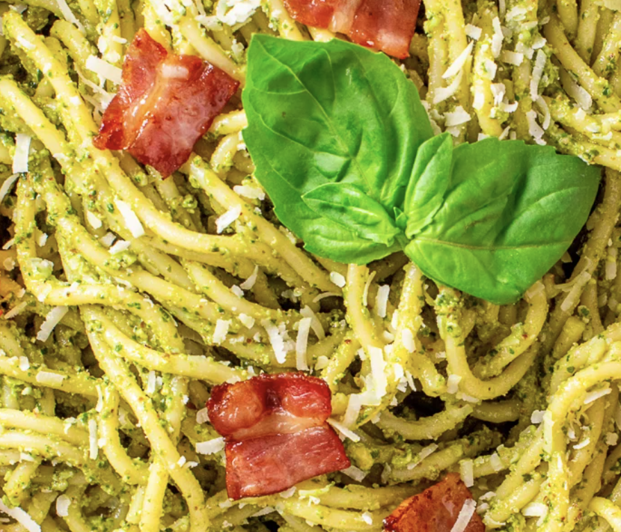 เฟตตูชินีเพสโต้เบคอนเผ็ด